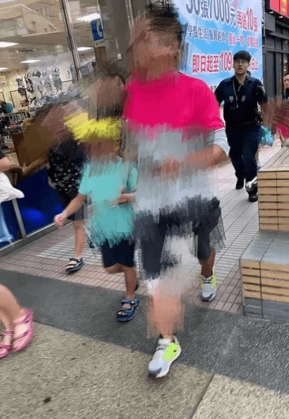 男童父親帶著他的小孩到派出所報案。（翻攝自爆怨公社臉書）