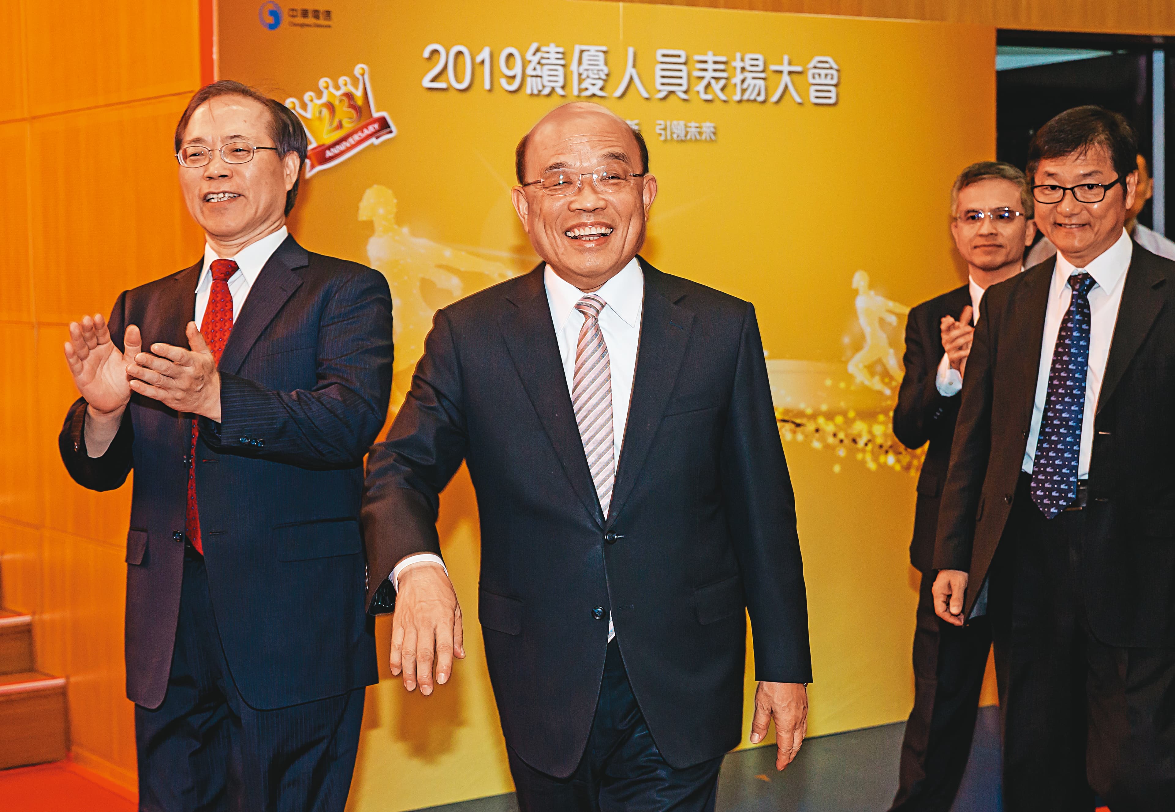 2019年4月,行政院長蘇貞昌(左2)拔擢謝繼茂(左1),在其由總座退休前一刻升任中華電信董事長。