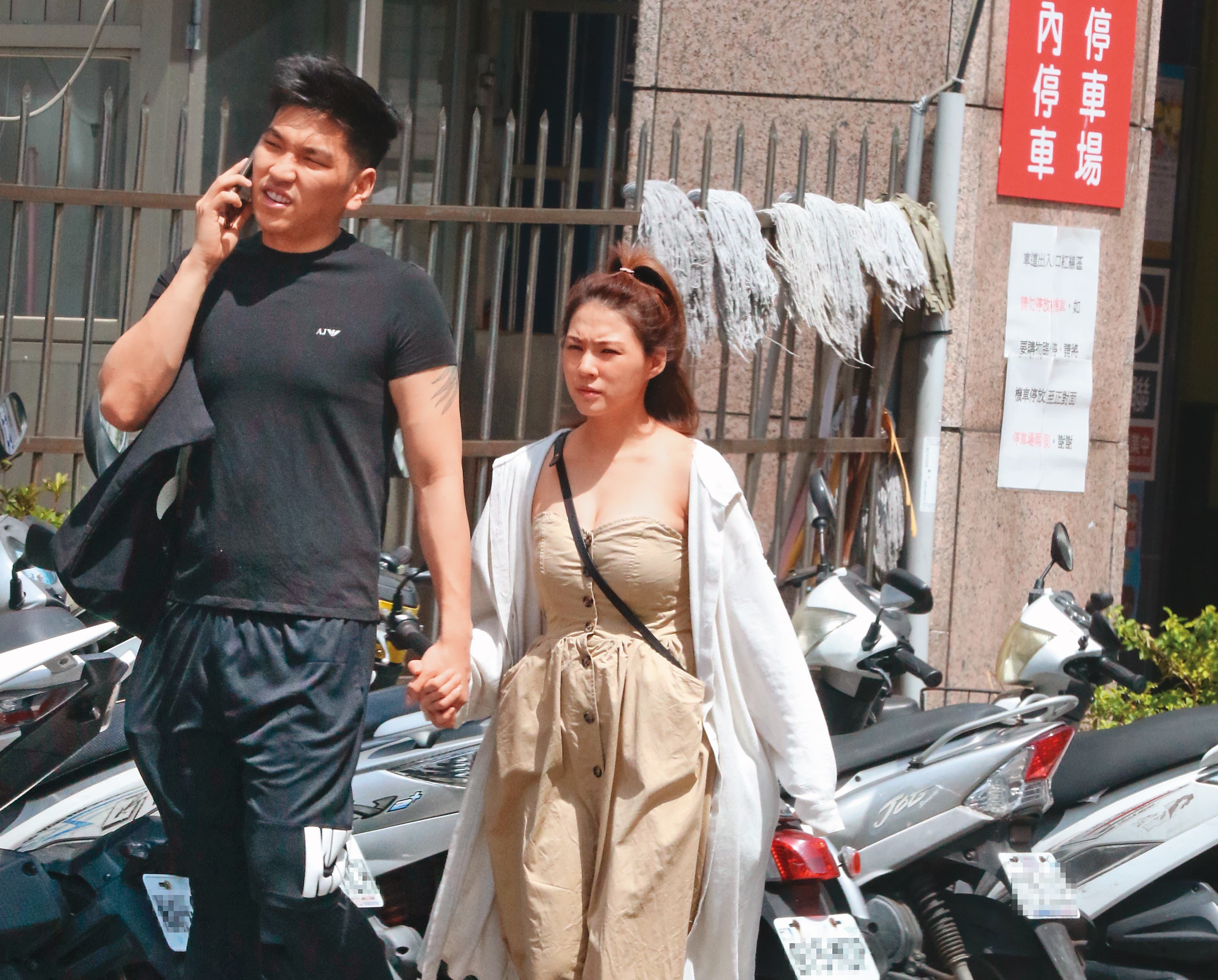 7/24 13：47熊熊（右）與鄭旭哲（左）頂著39度高溫，手牽手漫步台北街頭。