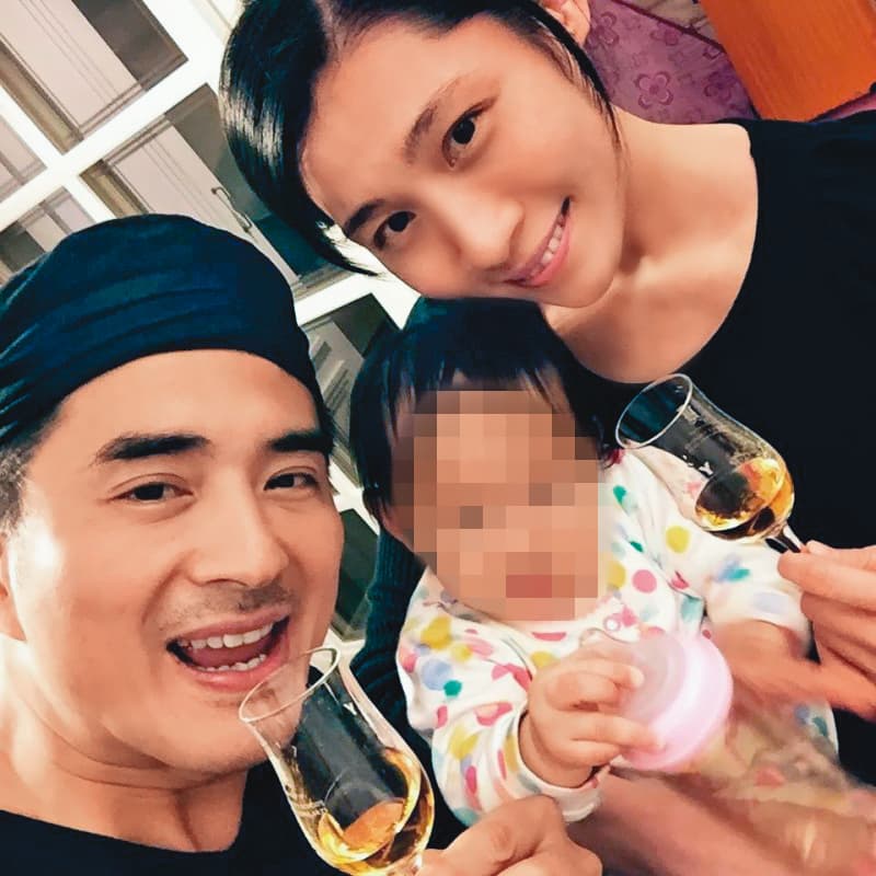 邵昕(左)曾經公開表白對現任妻子Vivi(右)的愛意。(翻攝自邵昕臉書)
