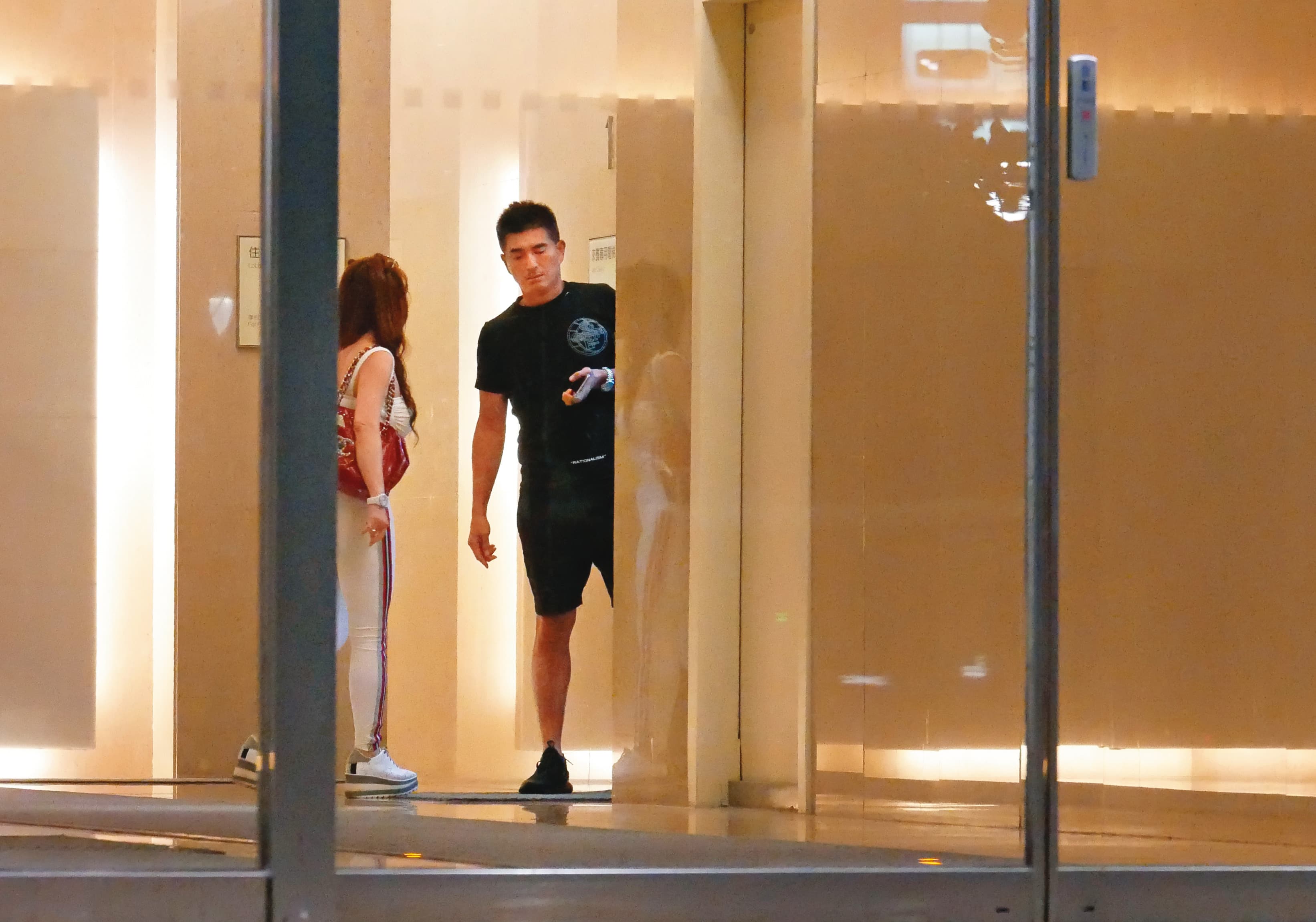  7／22 22:14　邵昕（右）與李翊菲（左）同進同出，可見關係不錯。