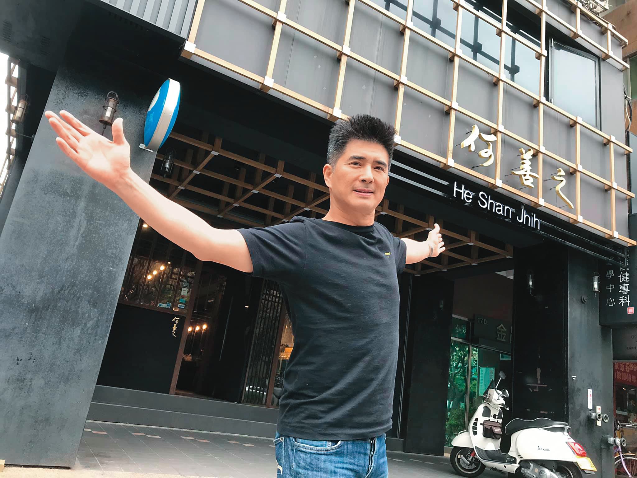 邵昕雖有餐飲夢,只是過去歷經生意失敗,外遇傳聞以及離婚,後來他重新以麵店出發,然後開始賺錢。(翻攝自邵昕臉書)