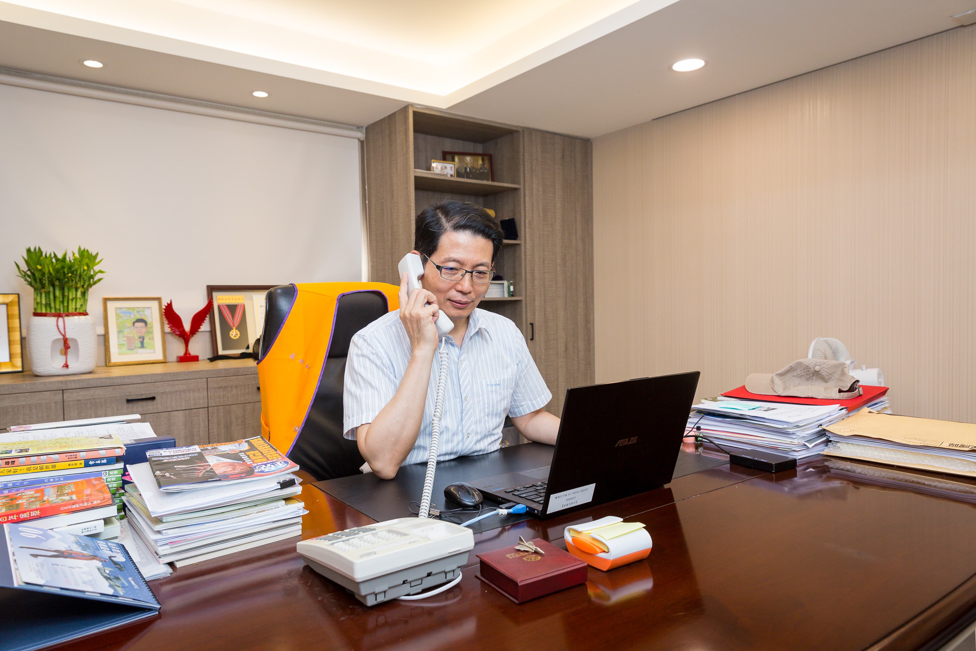 我們這場專訪在羅紹和的辦公室進行,辦公室的桌椅、沙發,都是安得烈慈善協會創辦人魏悌香牧師從各地撿來的二手家具。