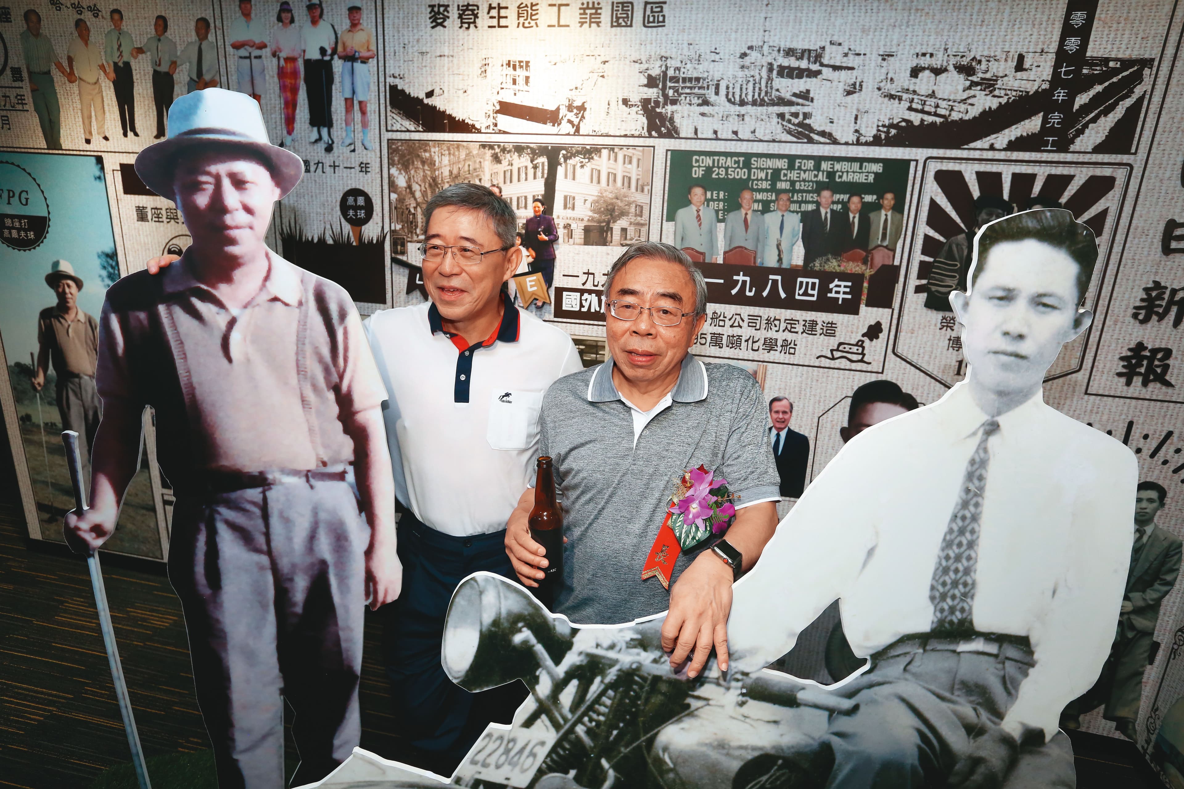 台塑集團前年舉辦創辦人特展,介紹家族奮鬥歷史,總裁王文淵(右)與管理中心常委王文潮(左)2兄弟親赴會場,與王永慶、王永在的人形立牌合影。