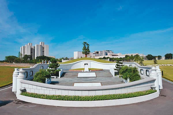王永慶墓園斥資6千萬元打造,號稱蟾蜍穴,可庇蔭6代子孫,2010年初風光落成。(台塑集團提供)