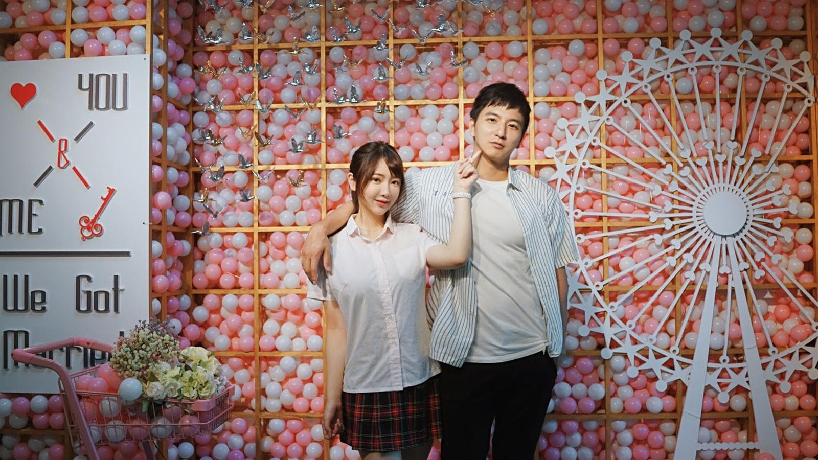 小煜宣布喜訊後,透過經紀公司發出和老婆合照。(小煜提供)