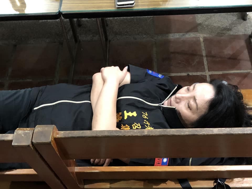 王薇君協助過約200件遺體修復,因時間很長,有時需要睡在殯儀館。(翻攝自臉書)