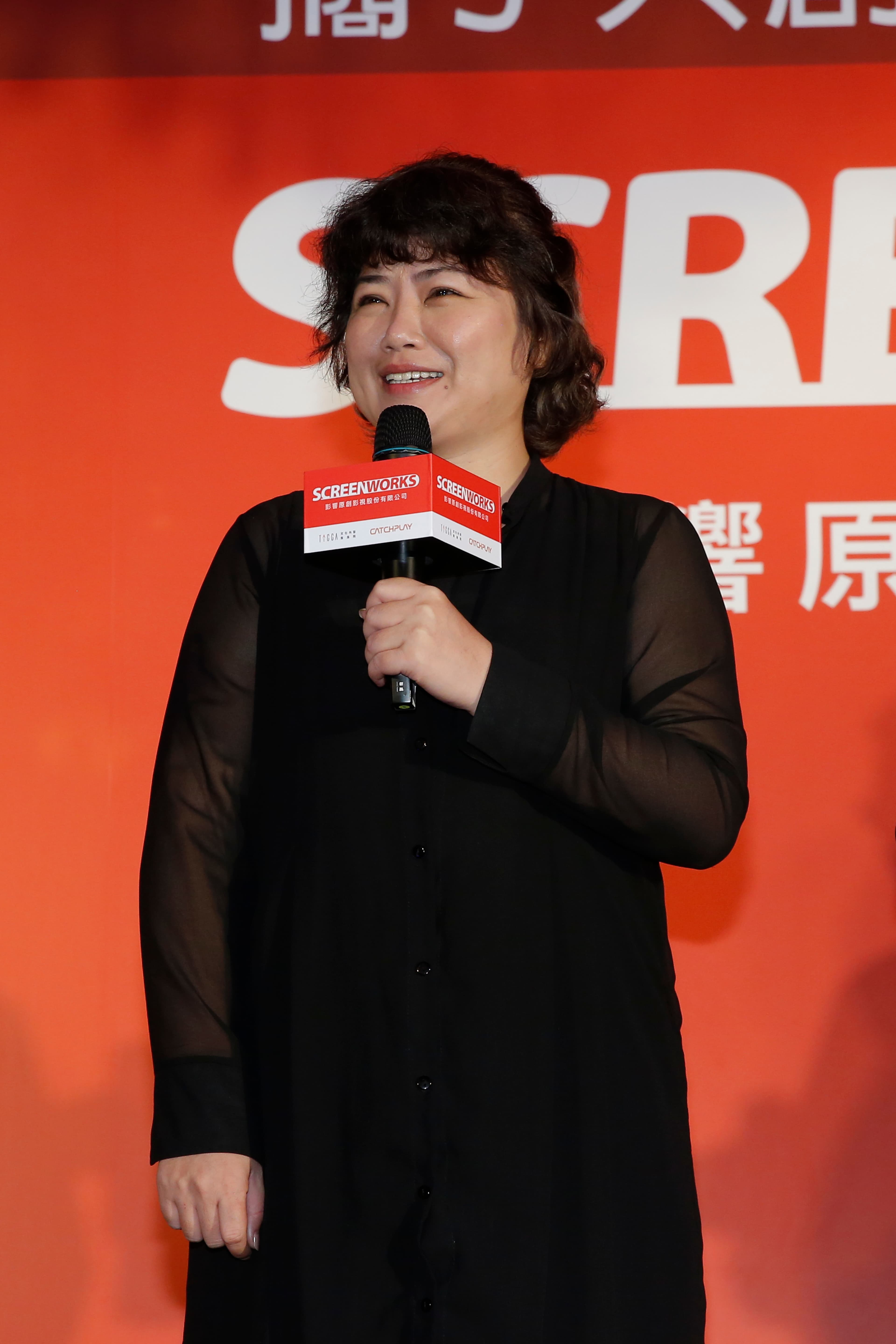 因為第一季的好口碑，《俗女2》有了充裕的彈藥支援，嚴藝文可以不用再抵押房子了。