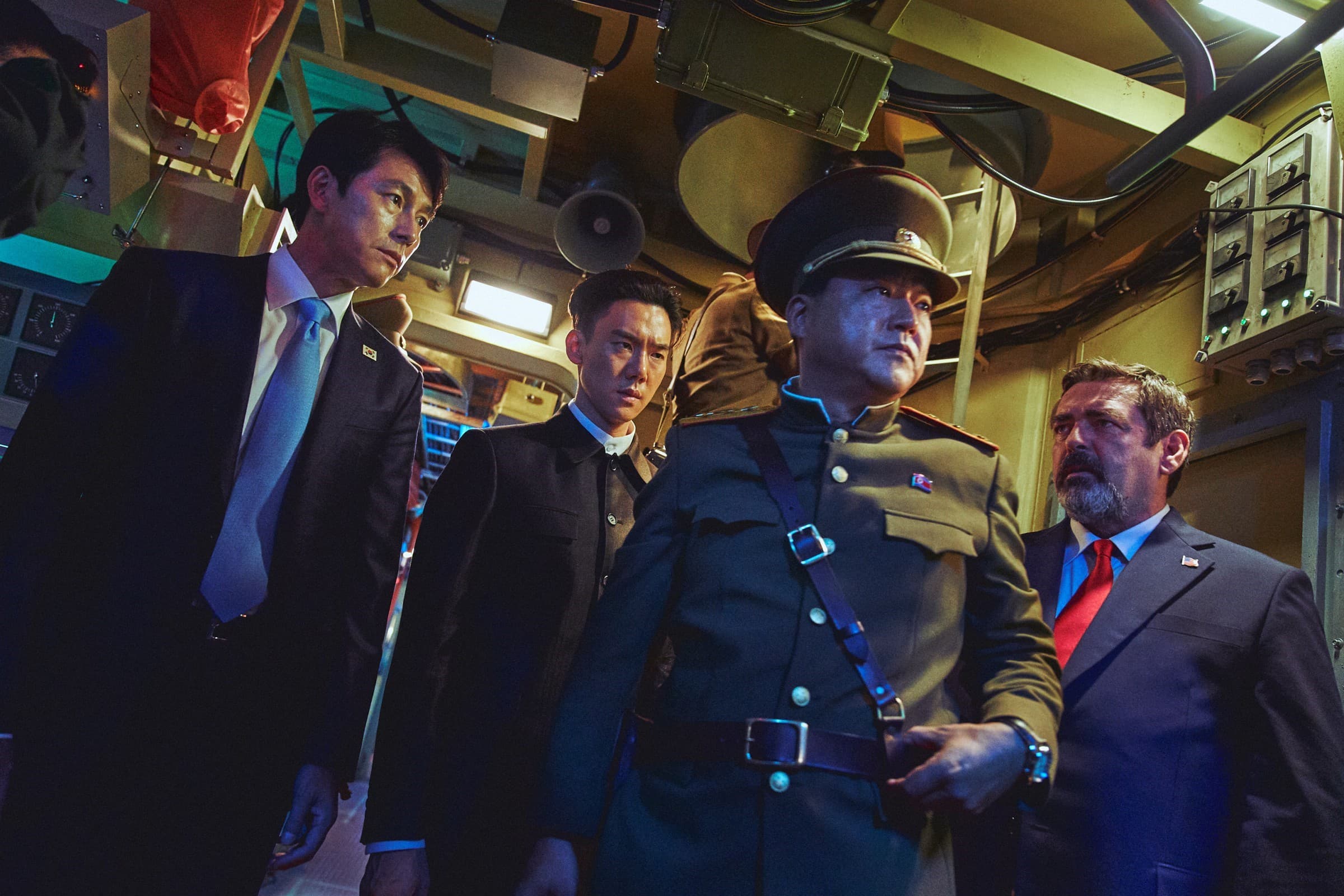 《鋼鐵雨:深潛行動》北韓護衛總局局長郭度沅(右二)發動武裝政變,綁架南韓總統鄭雨盛(左起)、北韓領導人柳演錫和美國總統。(甲上娛樂提供)