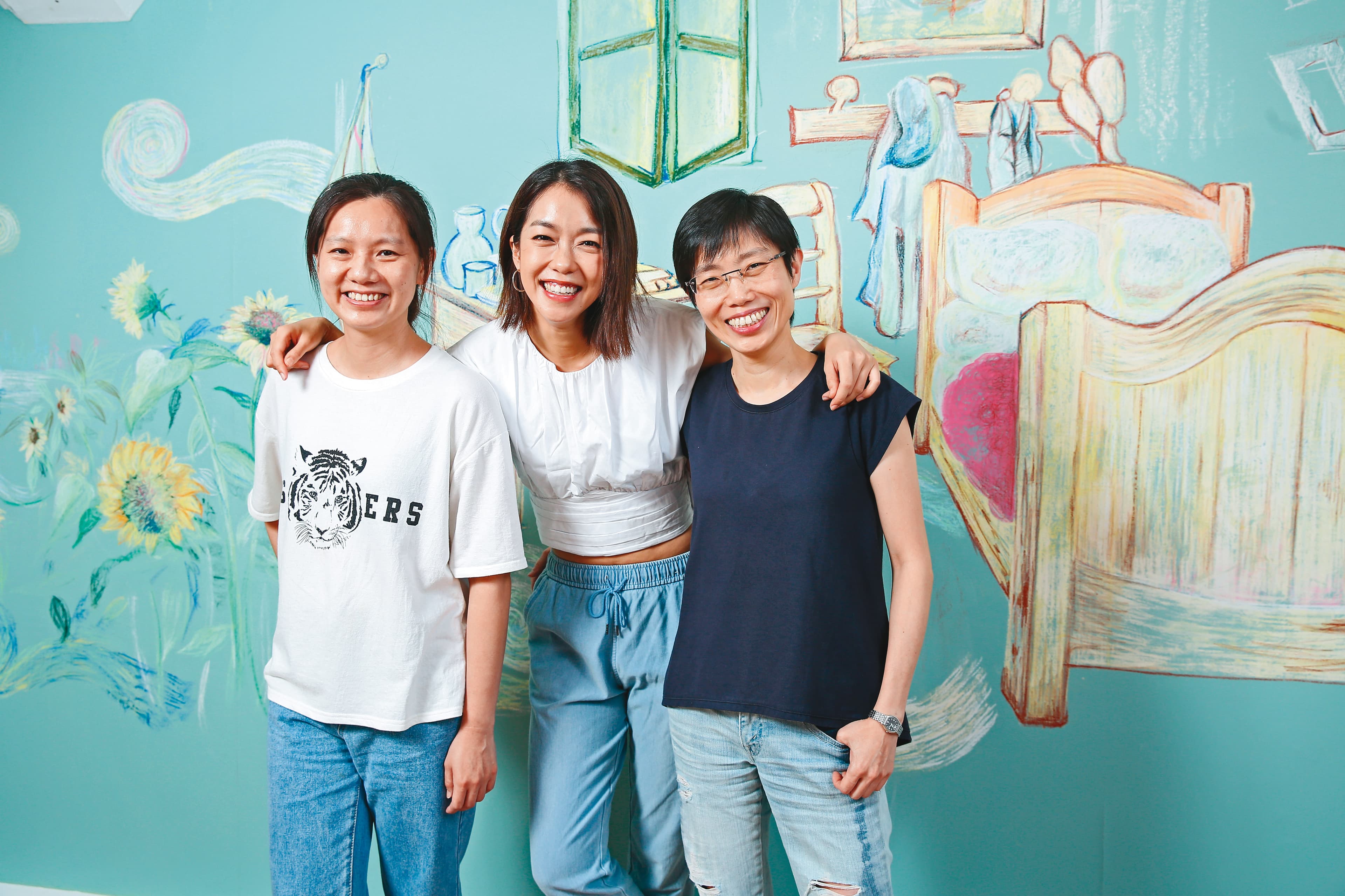 公視兒少組長舒逸琪(右)與製作人賴彥如(左),邀請獲金鐘獎肯定的主持人大霈(中)在第三季《青春發言人》中分享遇到挫折的心情和解方。