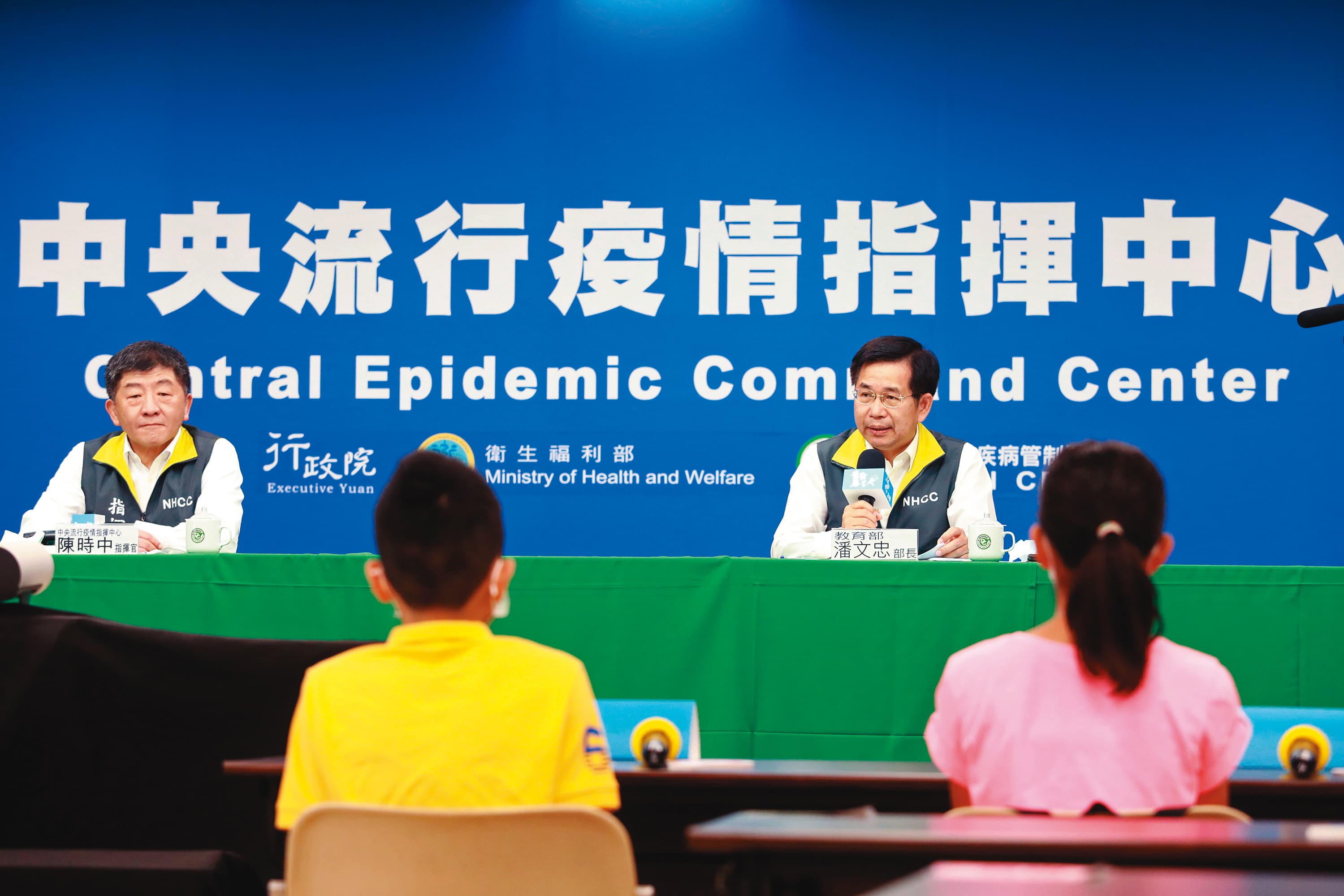 青少年關心社會時事及討論議題比例增高,《青春發言人》為此舉辦COVID-19兒童記者會,讓小朋友與衛福部長陳時中(右圖左一)面對面提問。(公視提供)