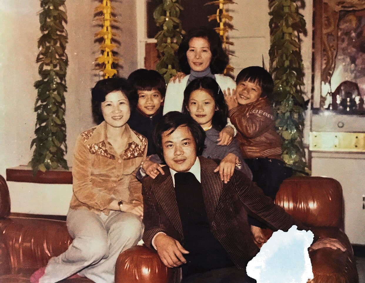 簡秋正(前中)與大房妻子曾素珠(左1)育有1女2子;二房陳淑貞(後排白衣者)堅持不生育,對姊弟3人視如己出。(簡鸝鴻提供)