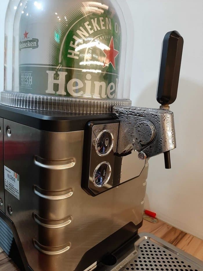 網友分享自家公司有啤酒機台,「每個月有6桶的額度,多到喝不完」。(翻攝自Dcard)