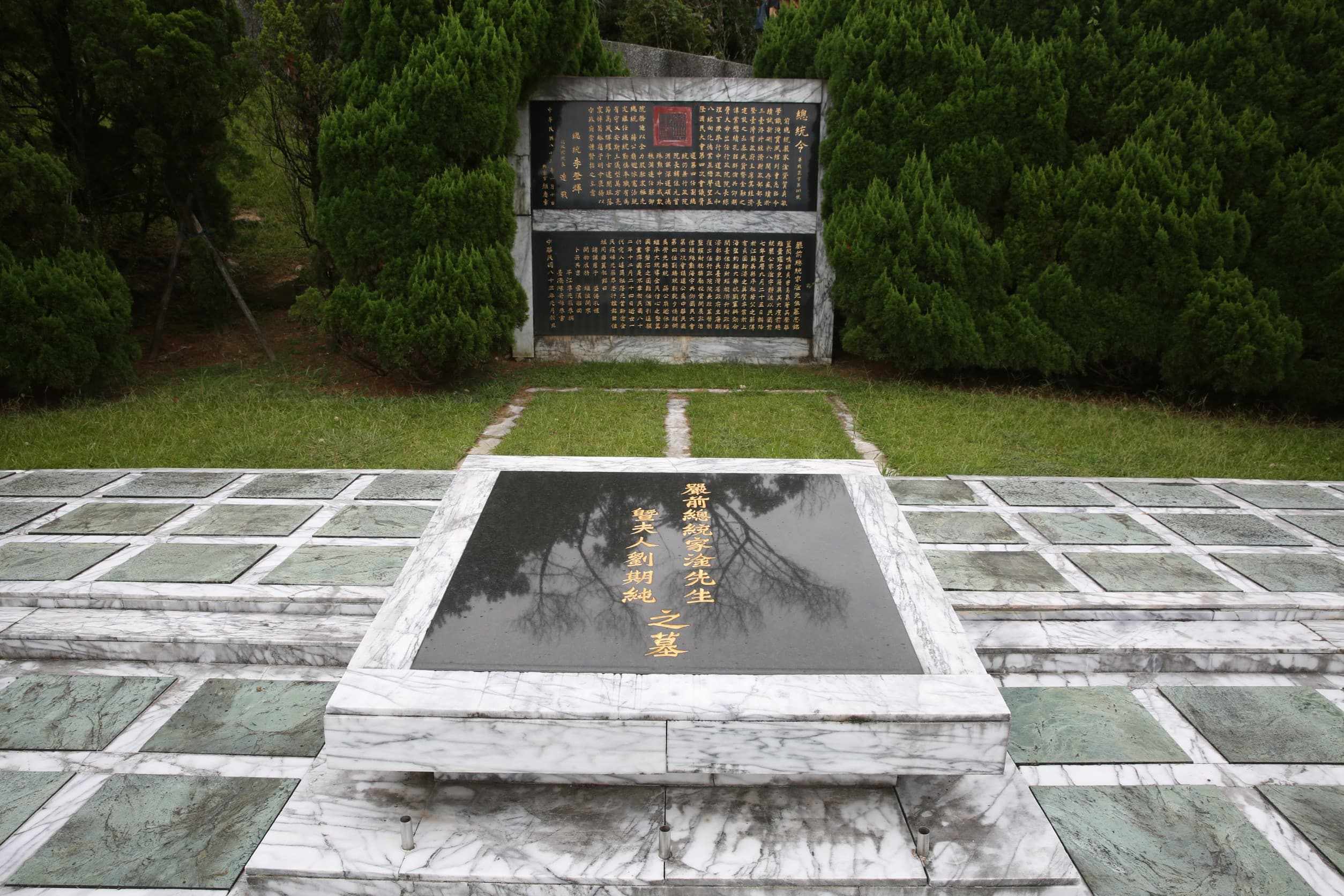 嚴前總統家淦與前行政院長郝柏村,身後均葬在汐止五指山軍人公墓。圖為嚴前總統墓陵。