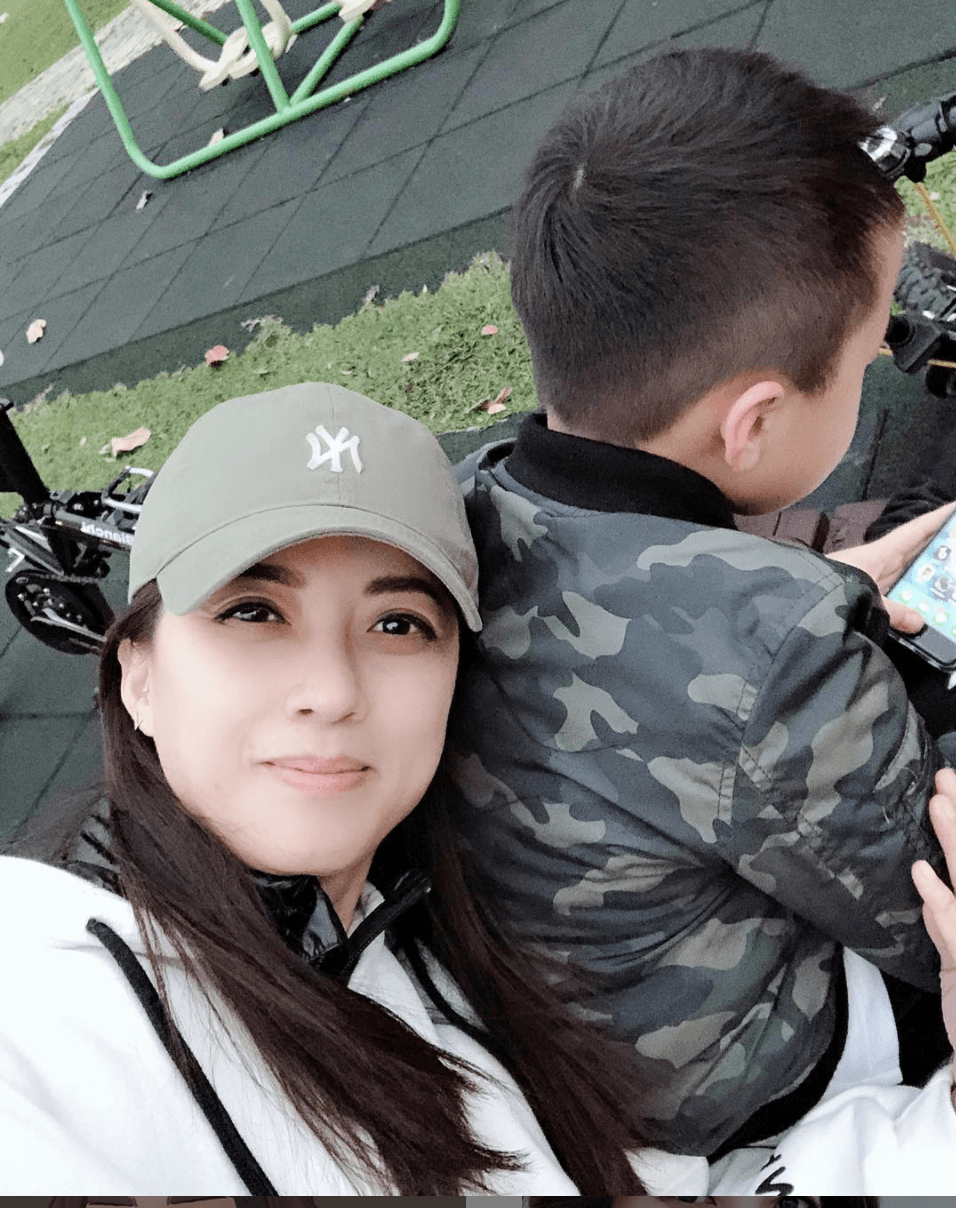 郭靜純與王信貴結婚後育有一子一女,身材依舊火辣。(翻攝自郭靜純臉書)