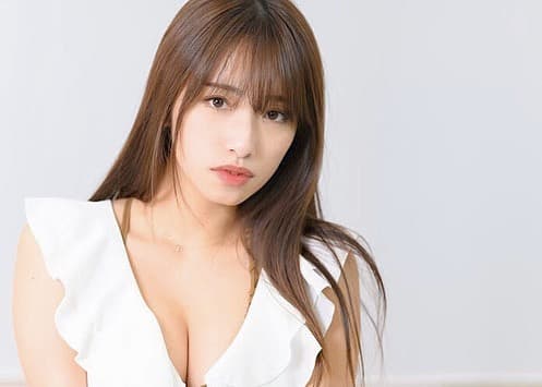 高梨瑞樹今年才22歲,擁有傲人身材的她,微笑時露出虎牙是她的招牌。(翻攝自高梨瑞樹Twitter)