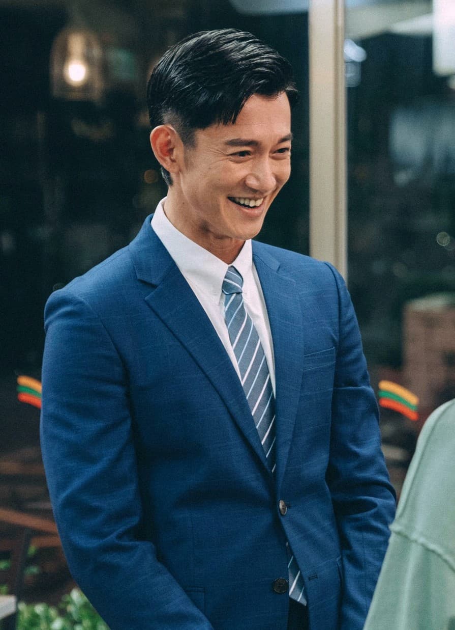 吳慷仁身材1年三變，如今厚實胸膛，讓襯衫鈕扣快要炸開。（草舍文化提供）