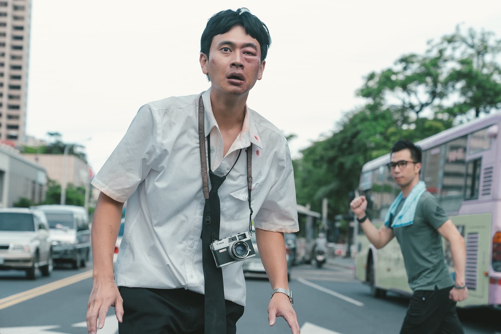 所有人都靜止了,只有劉冠廷還可以走,拍攝時他覺得這很像整人節目。(牽猴子提供)