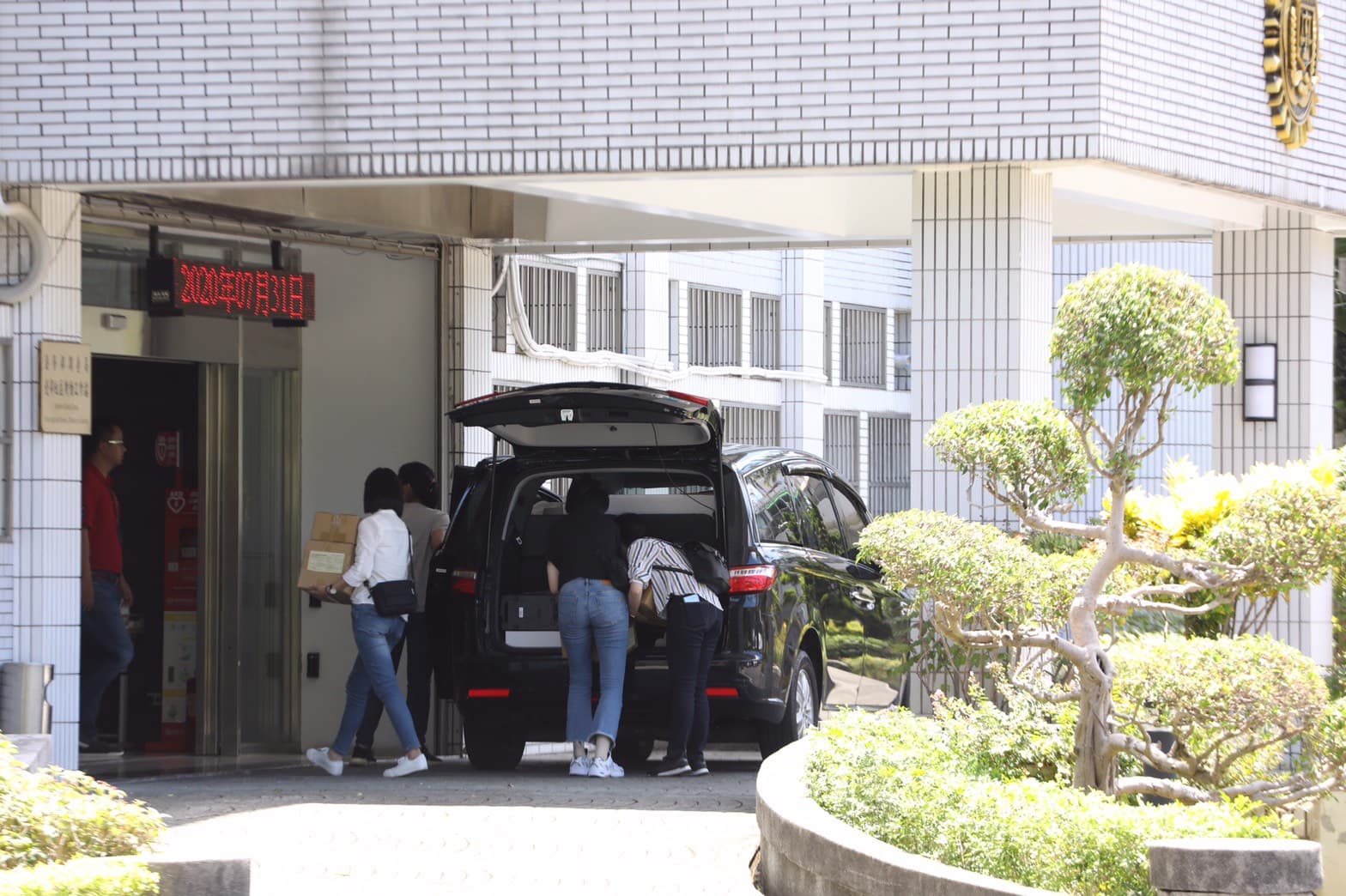 SOGO經營權爆出收賄,檢調人員大動作搜索遭約談立委辦公室。