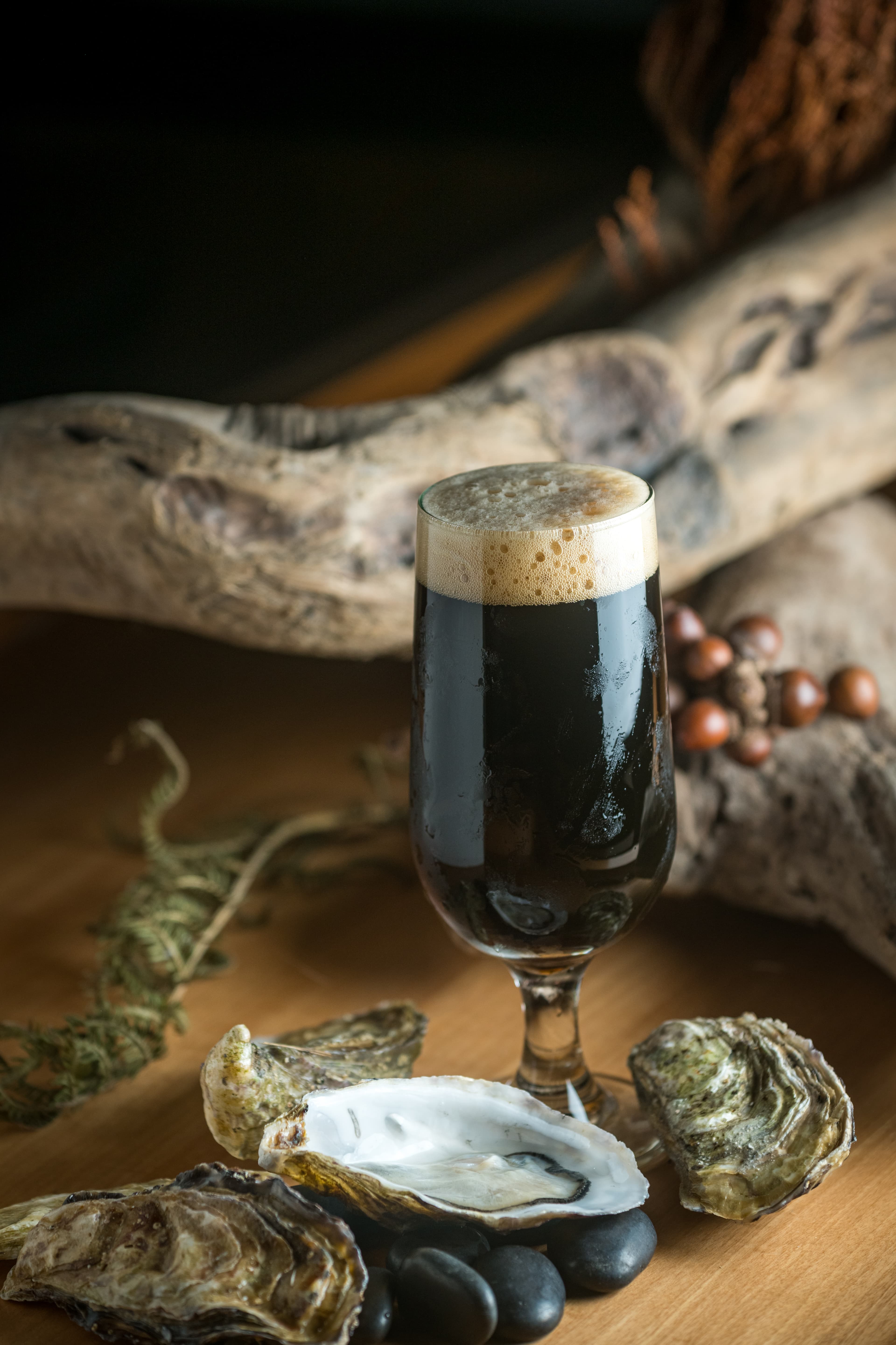 限量生啤「Oyster Stout蚵仔黑啤酒」有深邃的巧克力和咖啡深焙香。（品飲、價格請洽酉鬼）