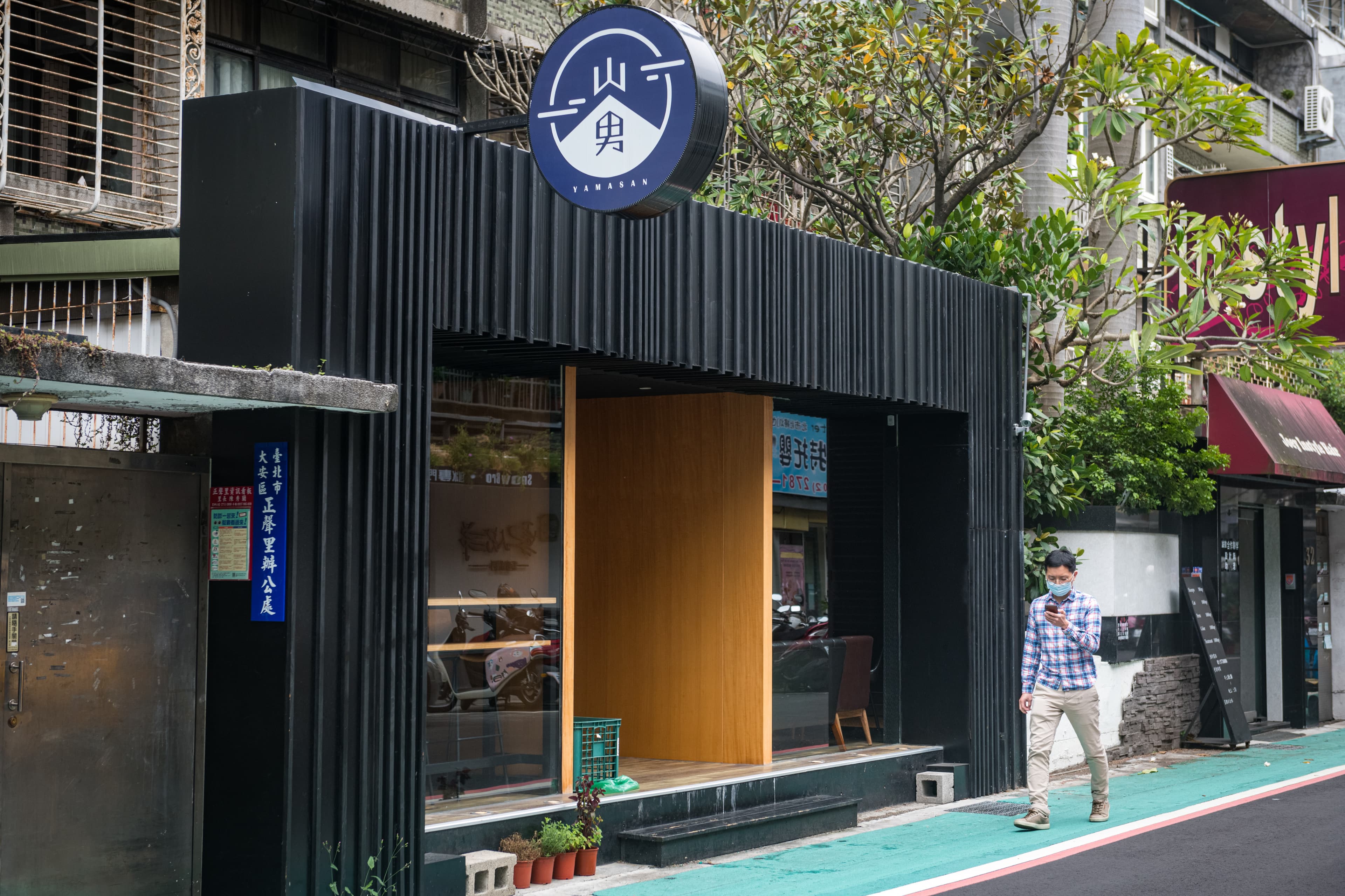 餐廳鄰近捷運國父紀念館站，適合下班聚會聊天。