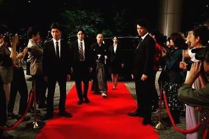 《BG終極保鏢2》大結局請來歌舞伎演員市川海老藏(中)客串演出。(翻攝自齋藤工Instagram)