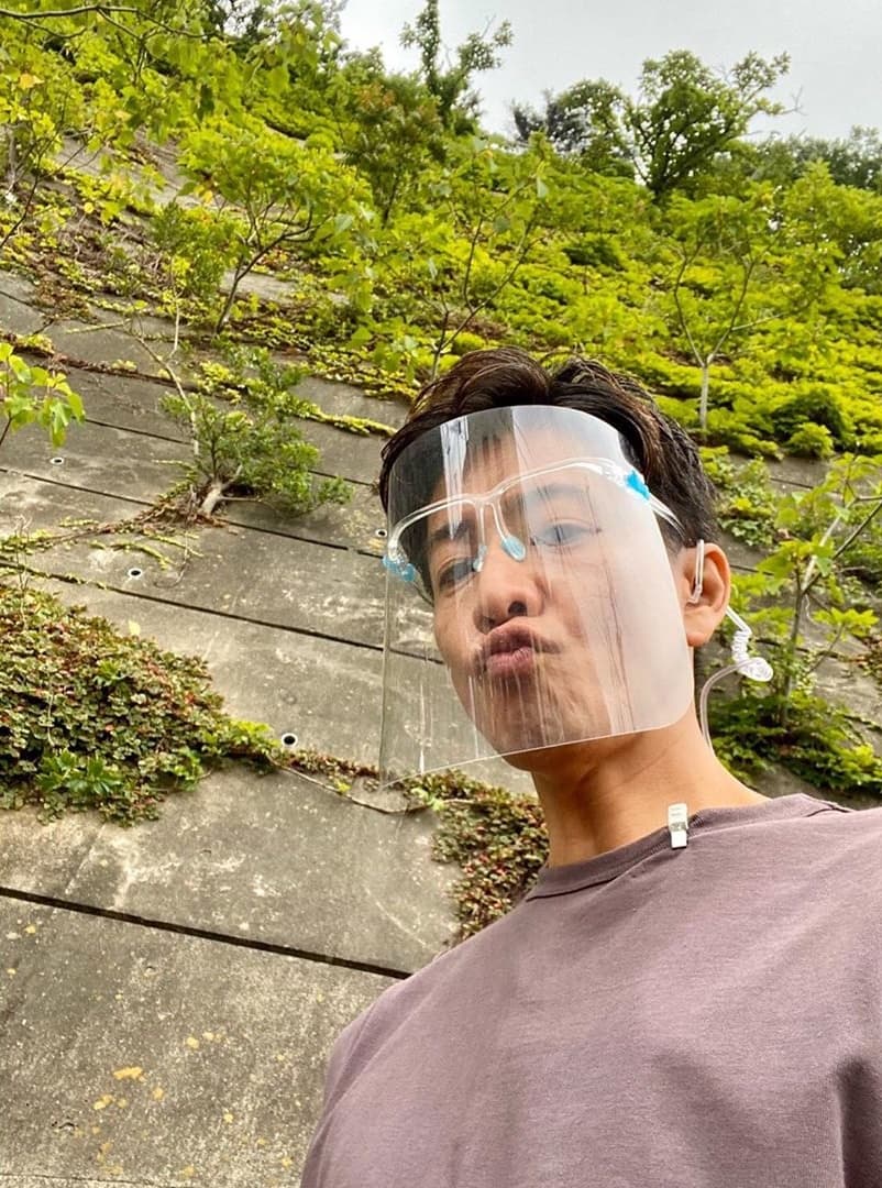 木村拓哉在拍戲期間十分小心,幾乎隨時都戴著透明面罩。(翻攝自木村拓哉Instagram)