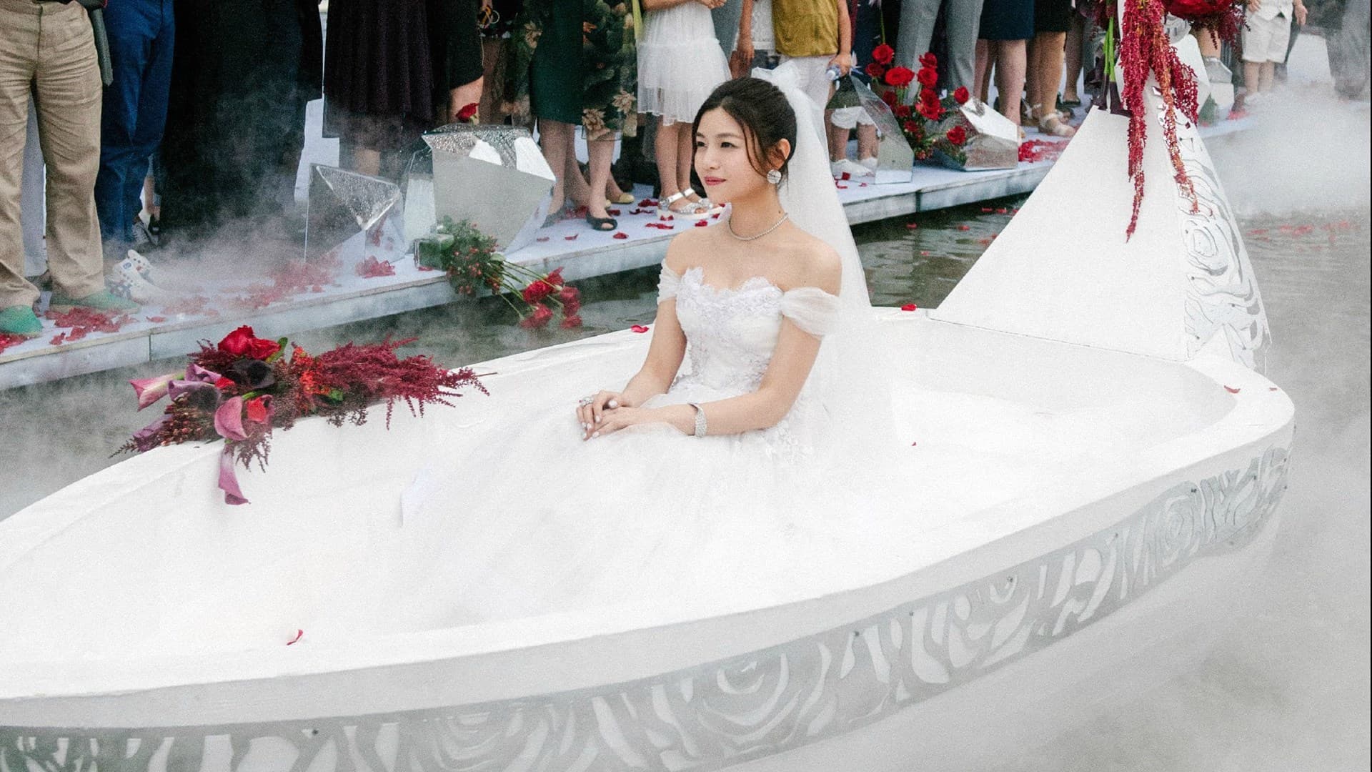 陳妍希的婚禮進場,被譏笑是生魚片冷盤。(翻攝微博)