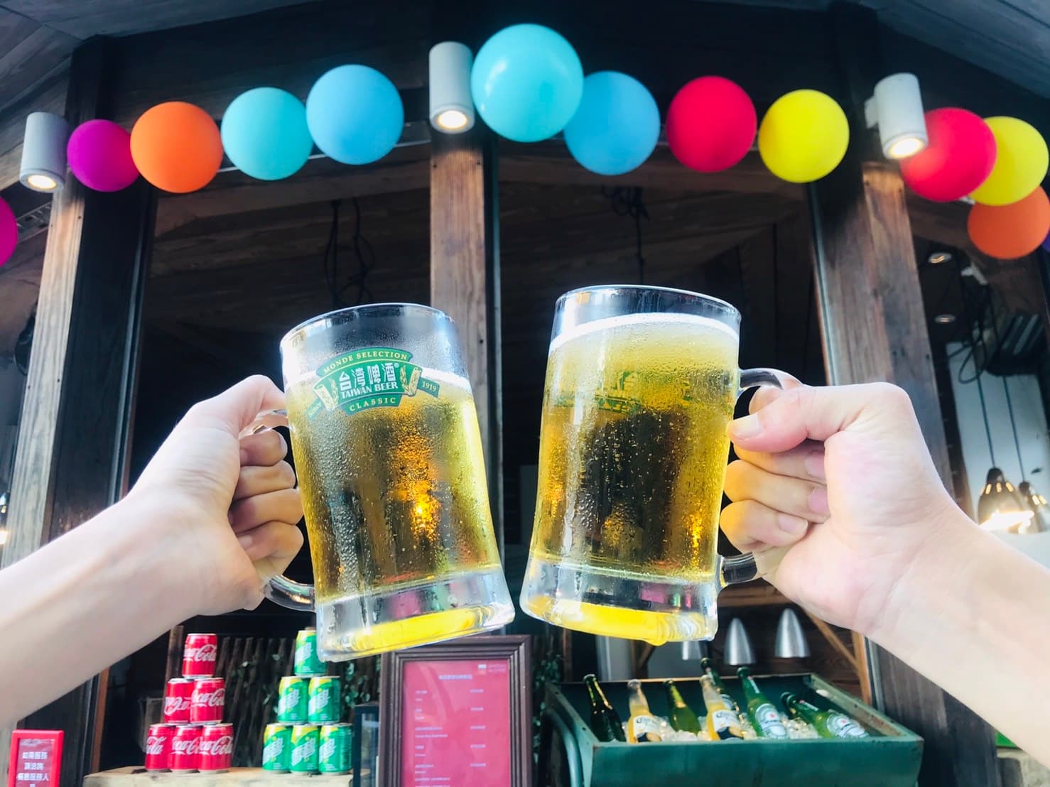 翰品酒店花蓮「爸氣暢飲」享happy hour小點與生啤酒暢飲。(翰品酒店提供)