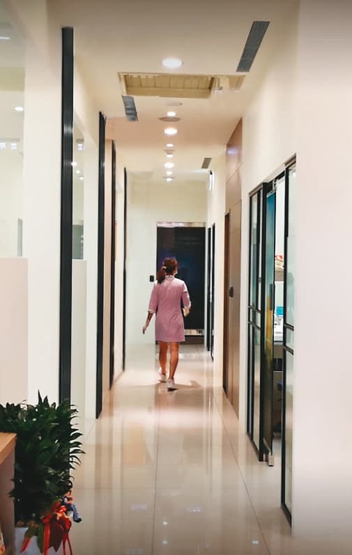 新北市知名牙醫診所遭牙醫裝針孔偷拍,診所女助理人人自危。(翻攝診所臉書,圖中女子非當事人,並經變裝處理)