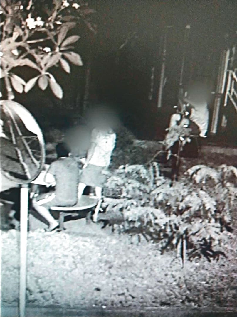 行凶的少年們犯案前在公園聚集,準備打人用的棍棒,被監視器錄下。(翻攝畫面)