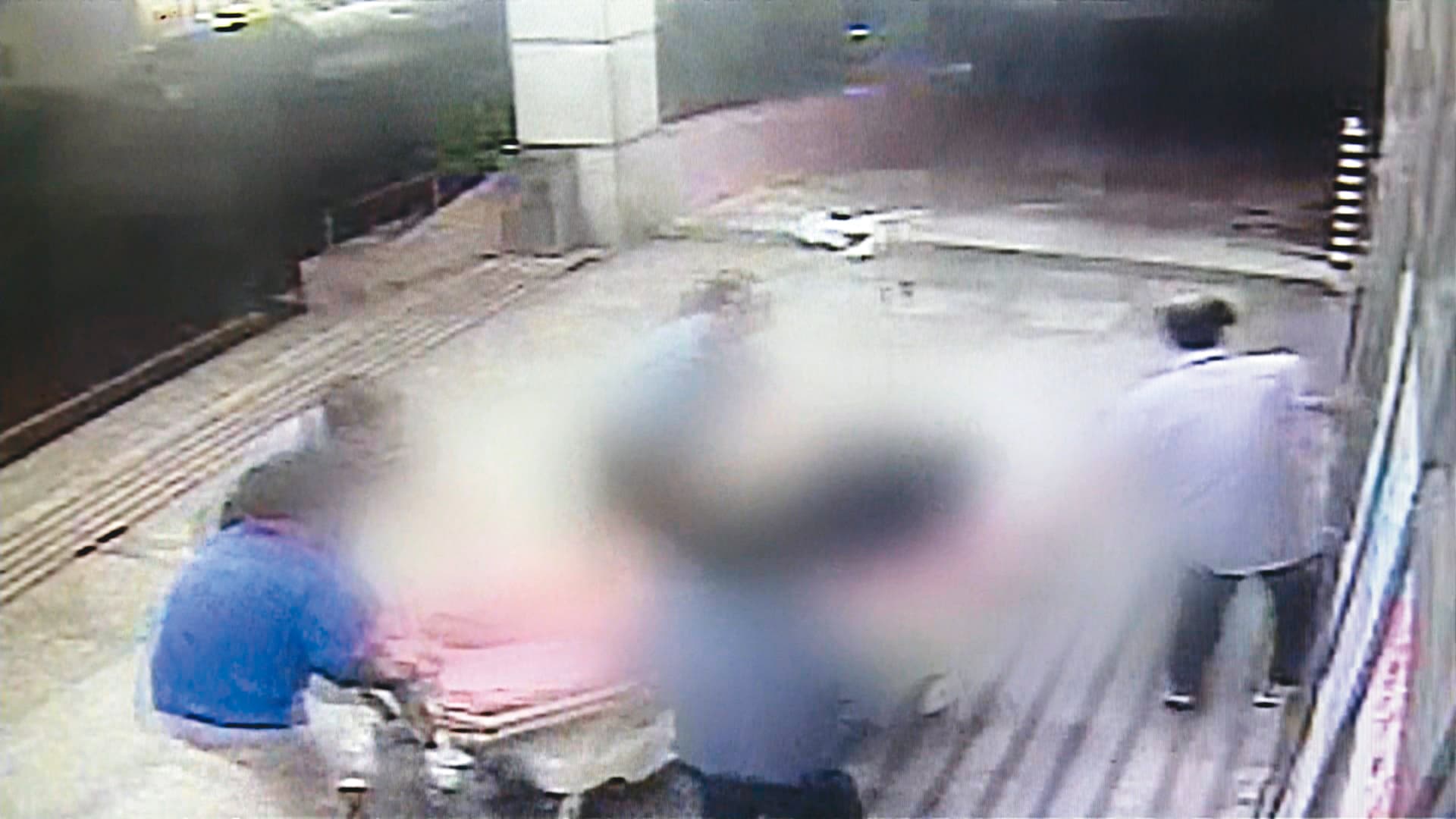 余男被丟包到醫院後,醫護人員雖緊急搶救,但仍回天乏術。(翻攝畫面)