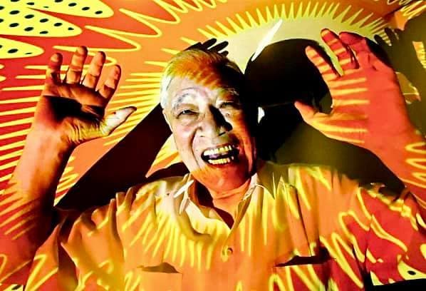 李登輝擔任藝術模特兒,在鏡頭前擺出各式各樣不同的姿勢,顛覆以往的形象。(翻攝自臉書「可愛又迷人的反派角色」,攝影師:佐藤公紀)
