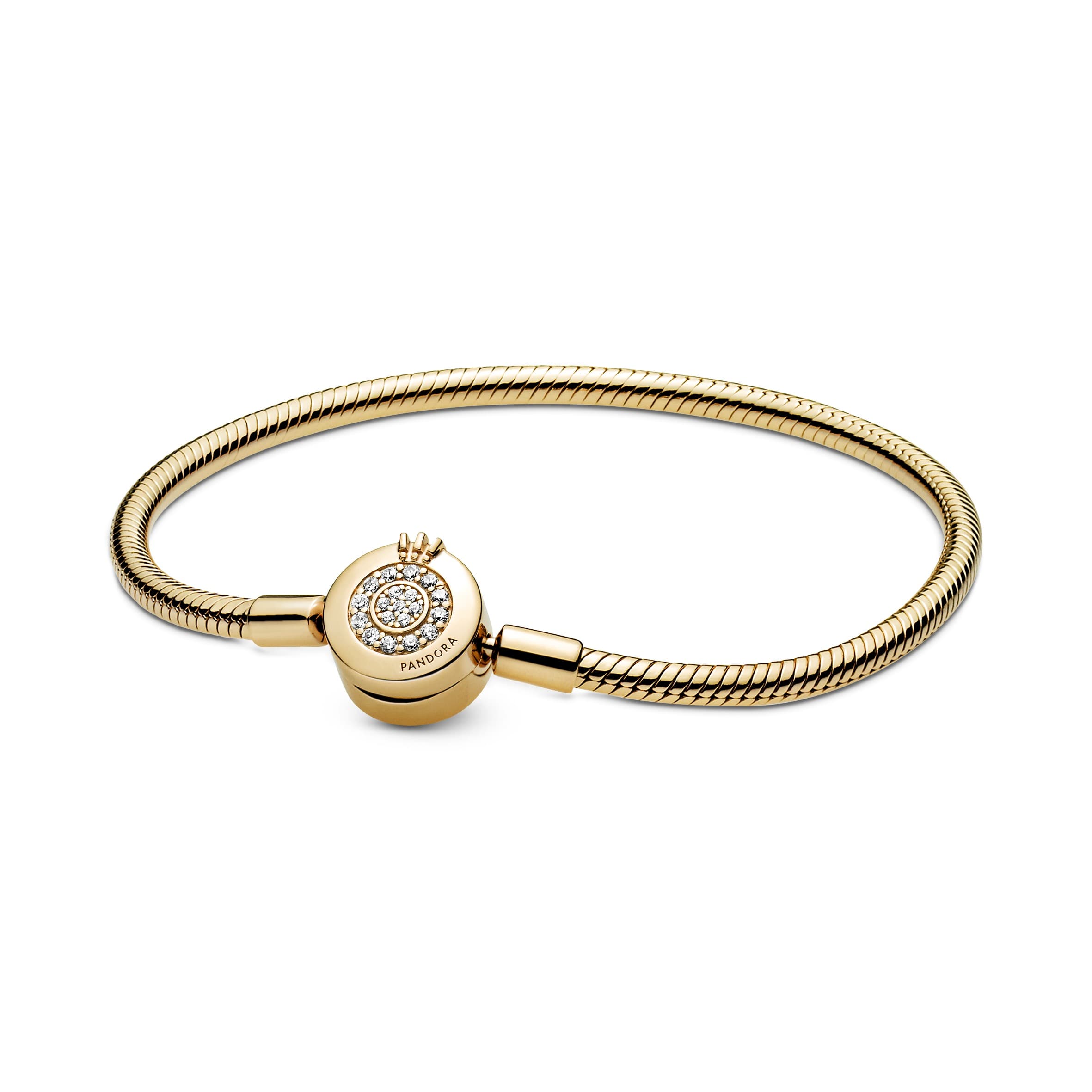 PANDORA Shine Signature皇冠O飾釦手鍊。NT$8,180。(PANDORA提供)