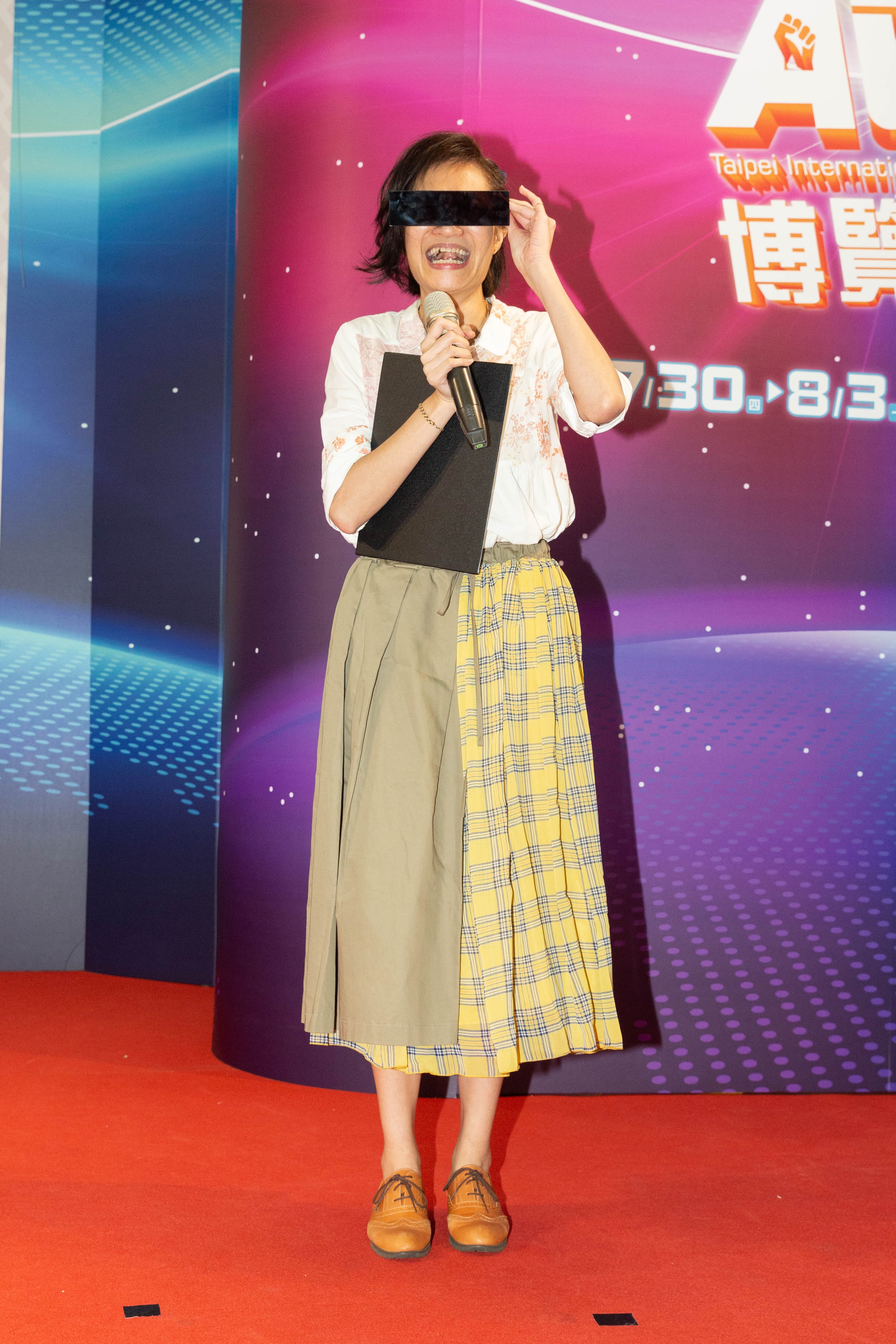 飾演炭治郎的錢欣郁,擁有逾20年的中文配音經歷。害羞的她還自製馬賽克眼鏡。