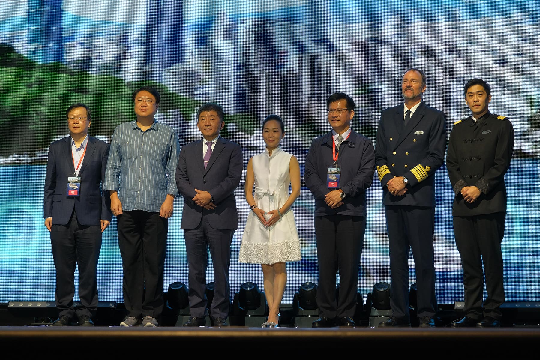 衛福部長陳時中（左3）親自出席首航記者會與跳島行程。