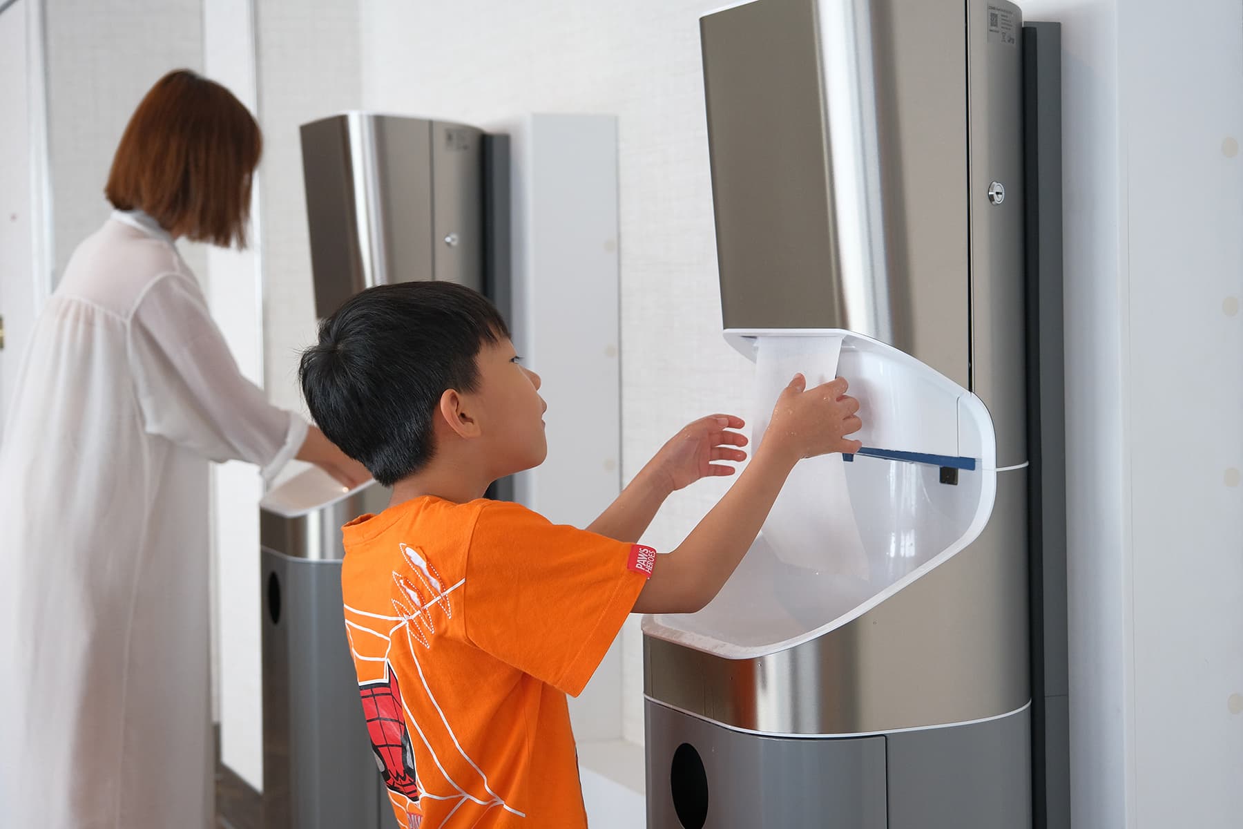 餐廳內設有洗手機，可自動吐出泡沬、清水與擦手紙。