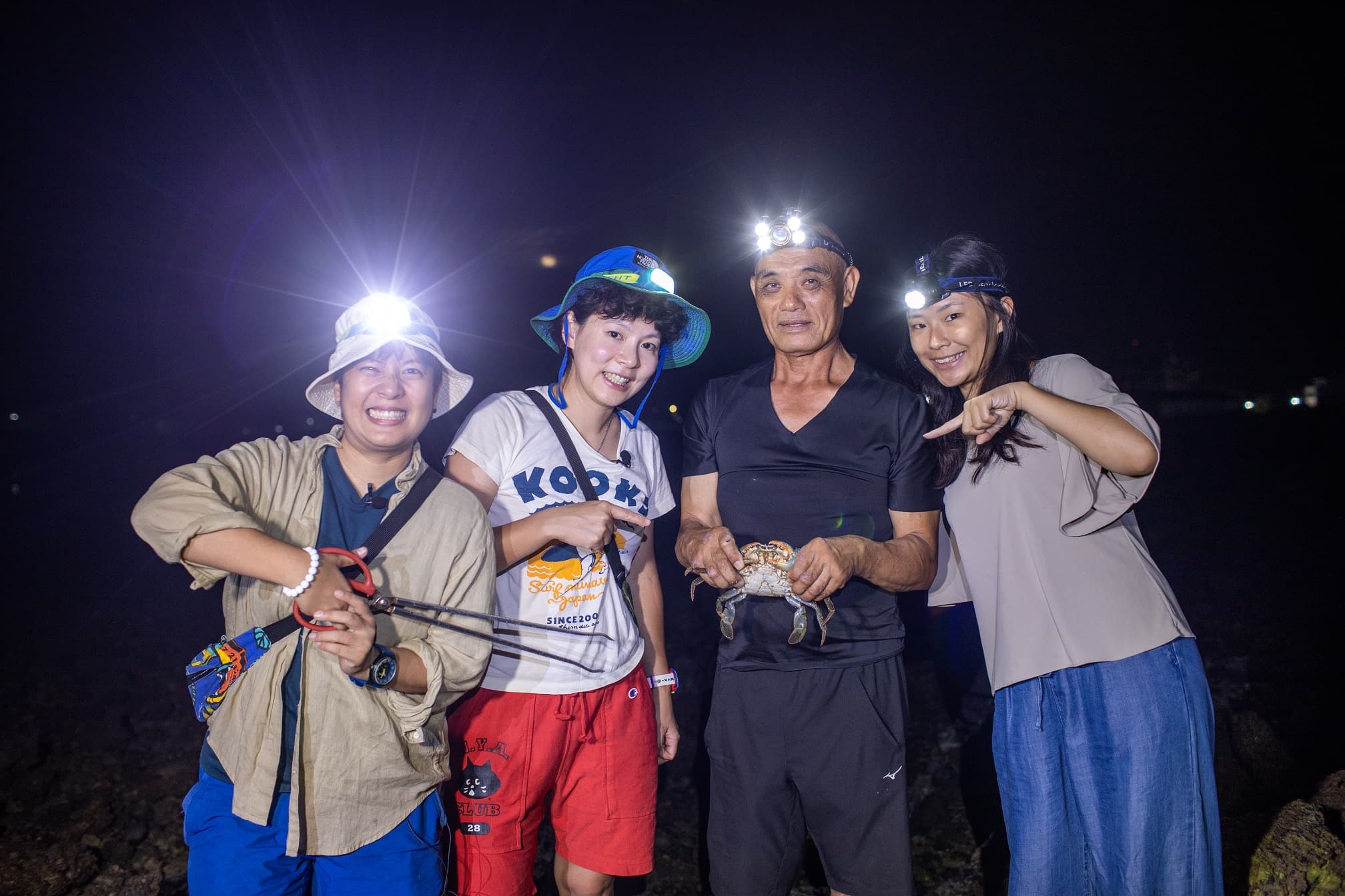 跟著老匠師,好不容易捕到一隻大蟳,大夥都在緊張氣氛中放鬆下來。