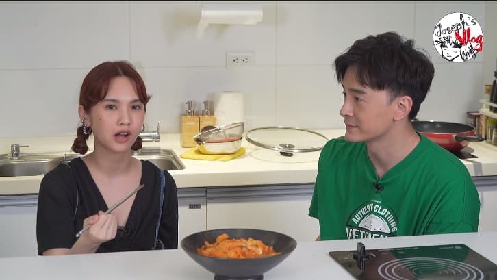 楊丞琳一度說後悔答應邀約,最後做出來的韓式辣炒年糕獲得一致好評。(翻攝自鄭元暢官方專屬頻道Joseph Cheng's Official Channel Youtube)