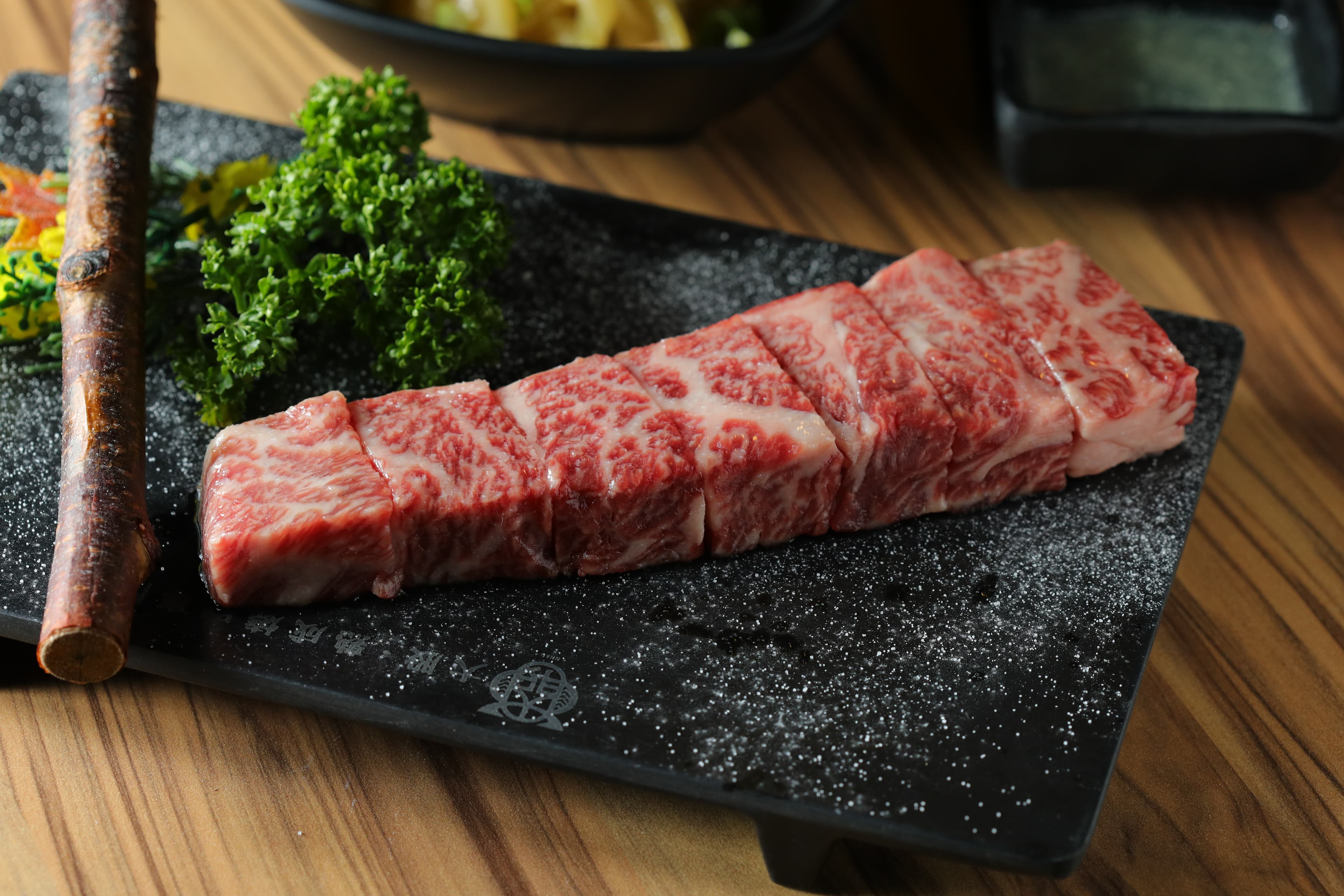 「澳洲和牛金磚牛排」烤後外殼酥脆內腴嫩，最適合搭配清爽系酒款。（830元／份）