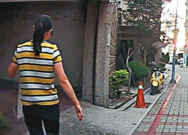 鄭姓女祕書不知自己車子的行車記錄器已被丈夫裝上記憶卡，她進入陳怡家中畫面遭錄下。（讀者提供）