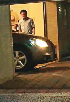 鄭姓女祕書開著自己的車,從台南市衛生局長(圖)的家中車庫出發。(讀者提供)