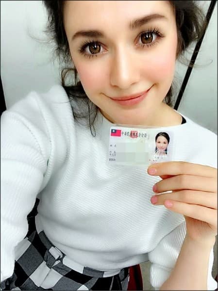 瑞莎在2013年待滿台灣5年時就向烏克蘭政府申請放棄國籍,歷經6年努力才成功。(翻攝自瑞莎臉書)