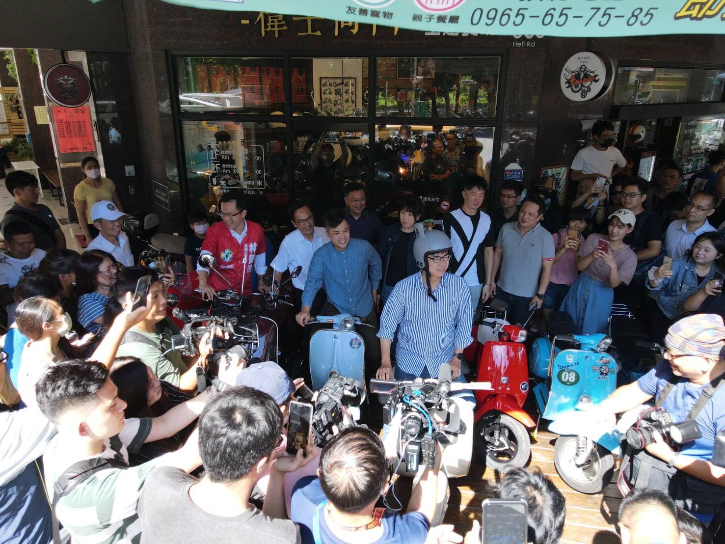 民進黨高雄市長候選人陳其邁戴上瓦斯桶造型的安全帽上路,被發現可能已經違規。(翻攝自陳其邁臉書)