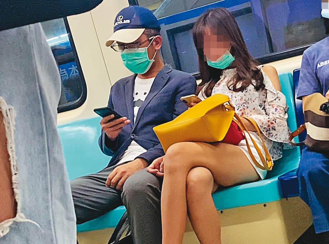 07/17 19:36丁允恭(左)與C女(右)在捷運內並肩而坐,C女不時觸碰丁的大腿。