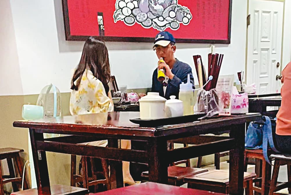 07/21 18:30丁允恭(右)與C女(左)在西門站附近的麵店吃晚餐,2人同喝1瓶飲料。