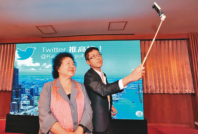 丁允恭(右)曾任高雄市政府新聞局長,被視為監察院長陳菊(左)的愛將。(高雄市政府提供)