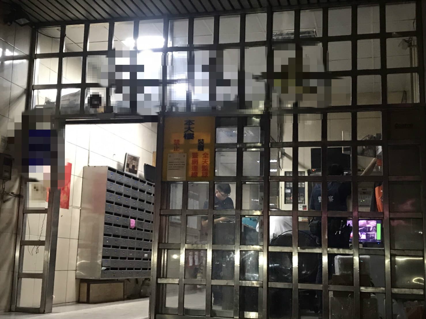 警察在羅霈穎住處大樓進行蒐證。(讀者提供)