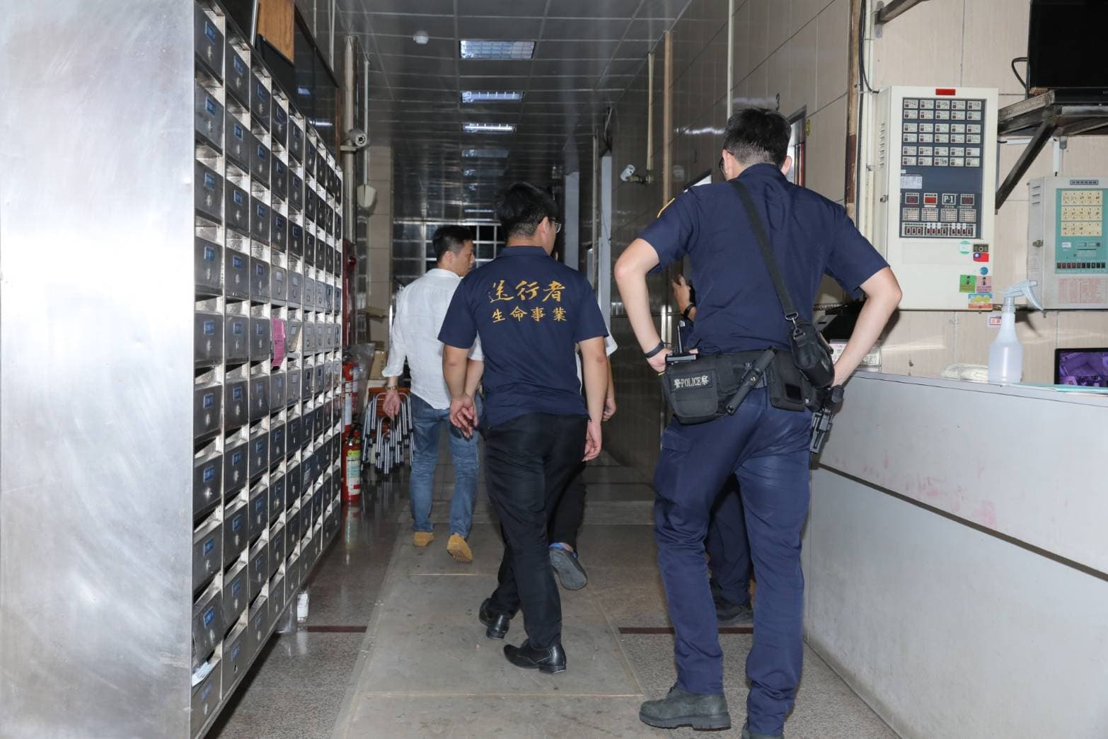 目前殯葬業者已到現場,正等羅霈穎的遺體完成初步勘驗後移至第二殯儀館。