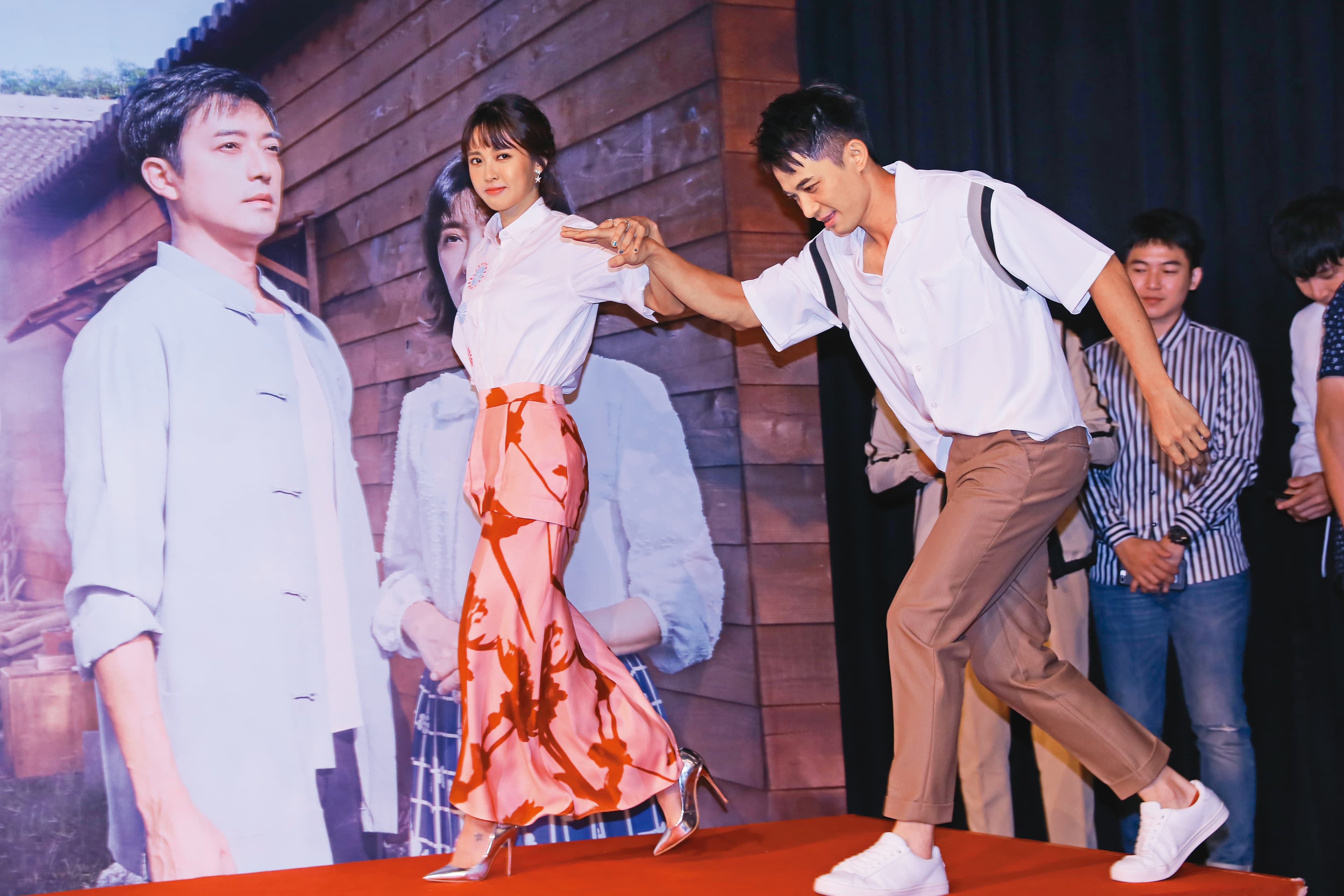 《荀子・君子篇》寫道:「長幼有序,則事業捷成而有所休。」本刊教忠教孝,讚許曾子益(右)扶手恭請大元(左)出場。
